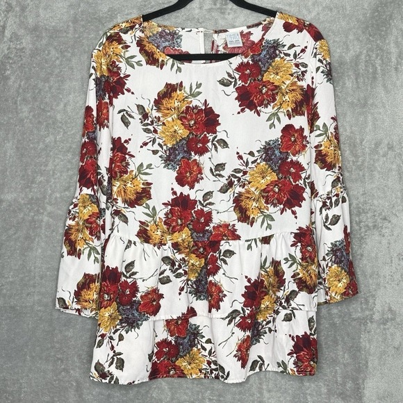 Time and Tru Tops - Time and Tru XXL 2X Shirt Top White Floral Flower Bell 3/4 Sleeve Round Neck
